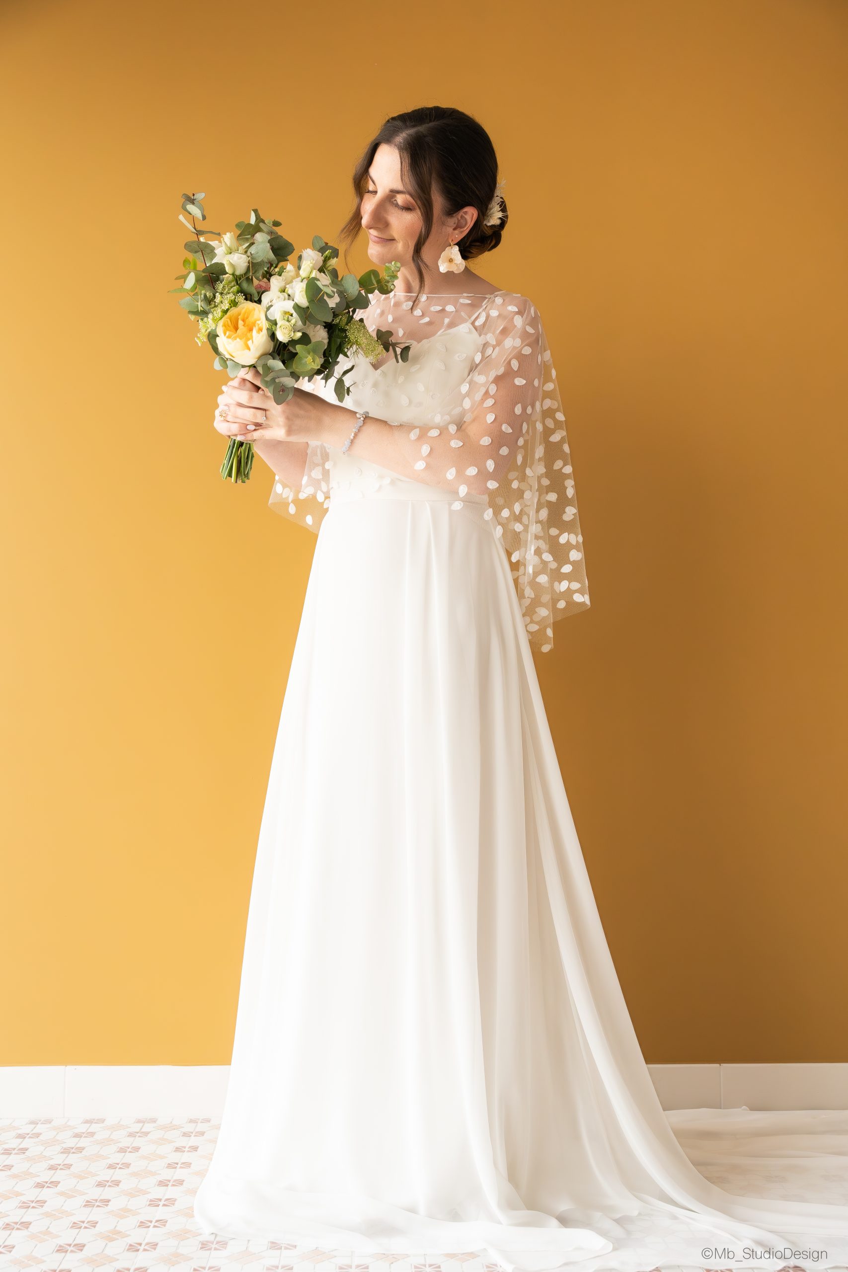 Mariée en robe blanche avec bouquet de L'Atelier Floral by Marie, maquillage naturel par Clotilde SPINEC, Finistère