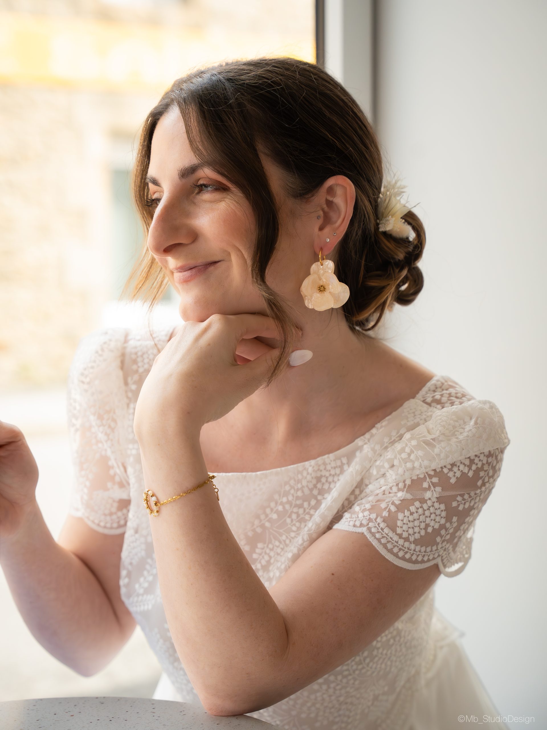 Modèle en robe de mariée dentelle avec bijoux Pimpanelle, shooting mariage Pays Bigouden