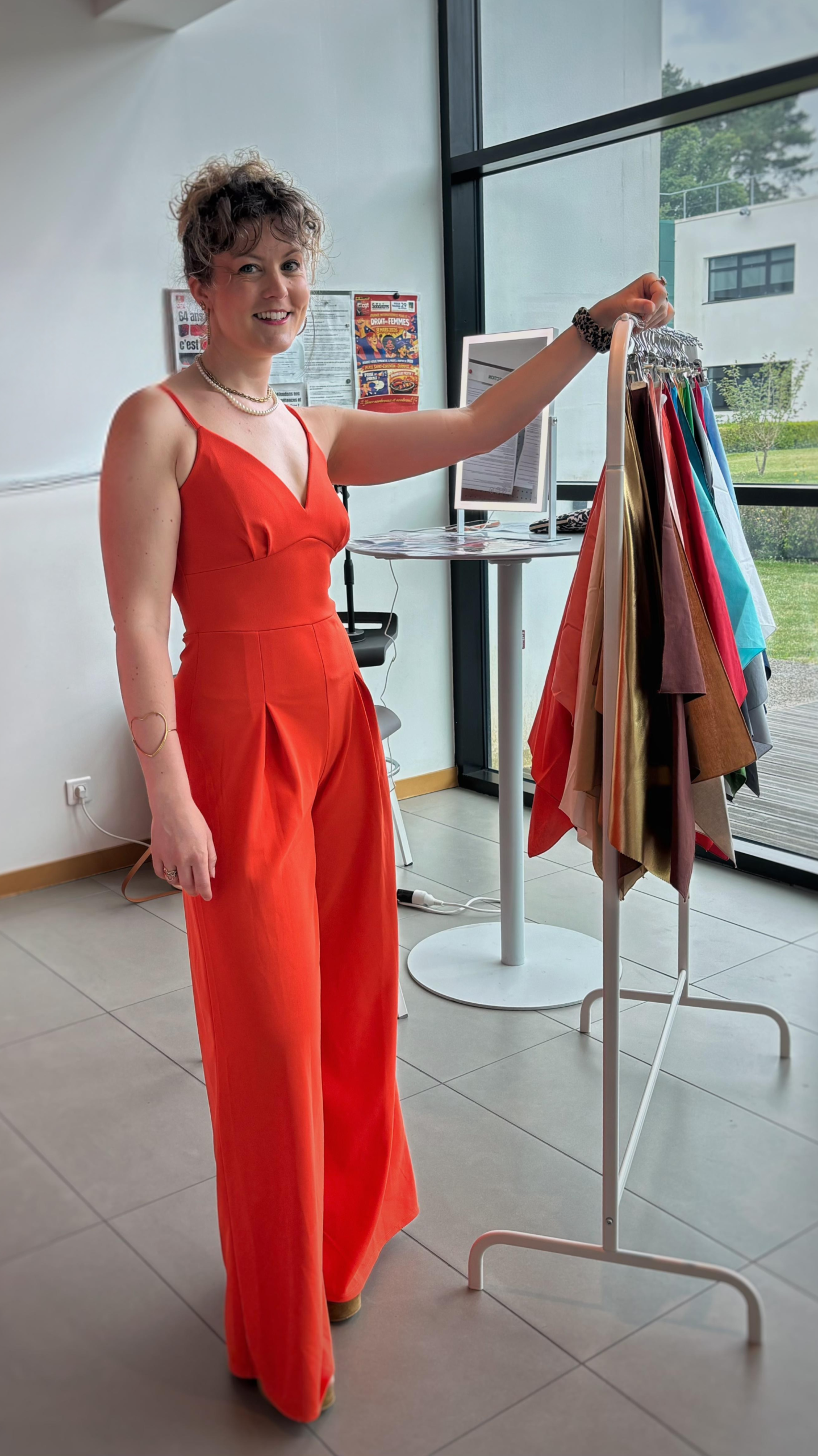 Clotilde Spinec avec ses draps de colorimétrie