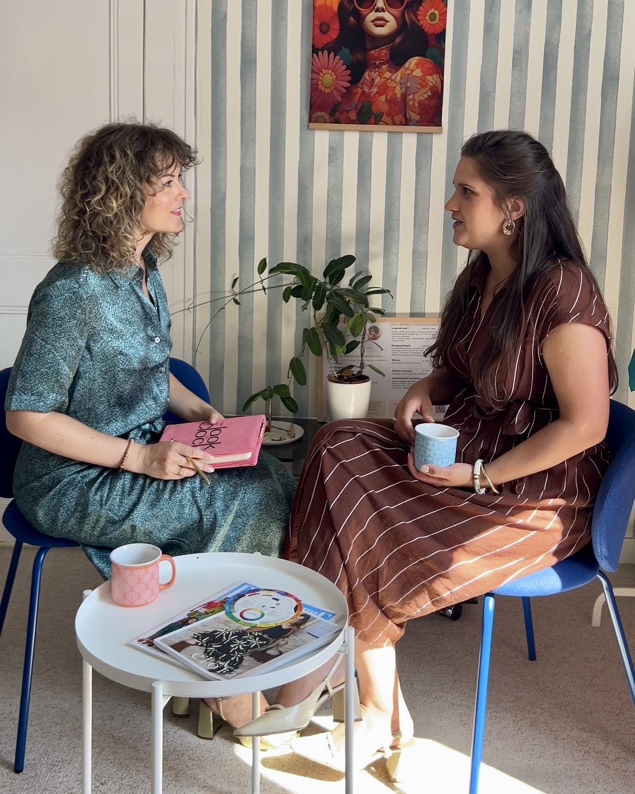 Clotilde échange avec une cliente pendant une séance de conseil en image