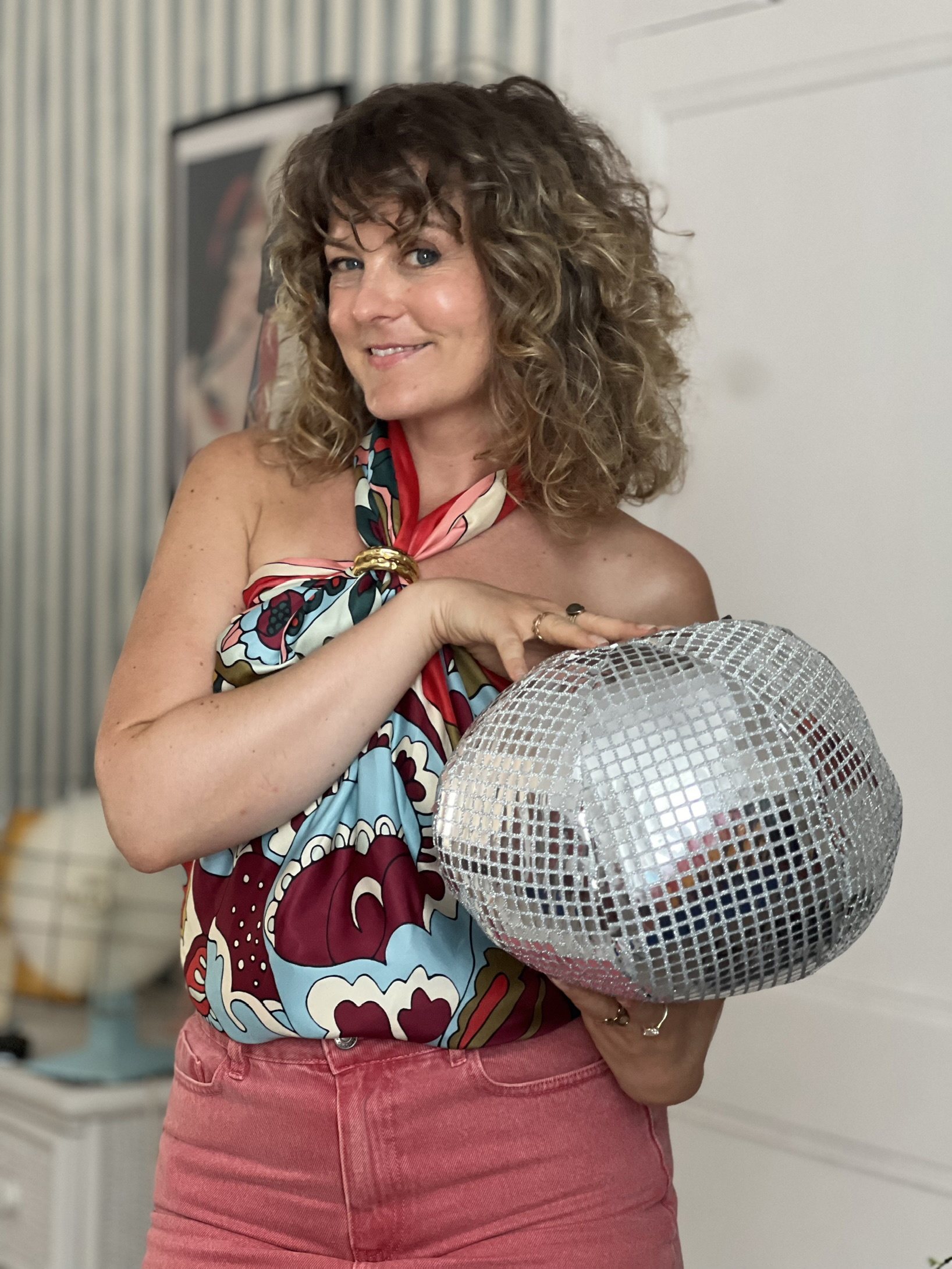 Clotilde Spinec conseillère en image, séance colorimétrie avec boule à facettes